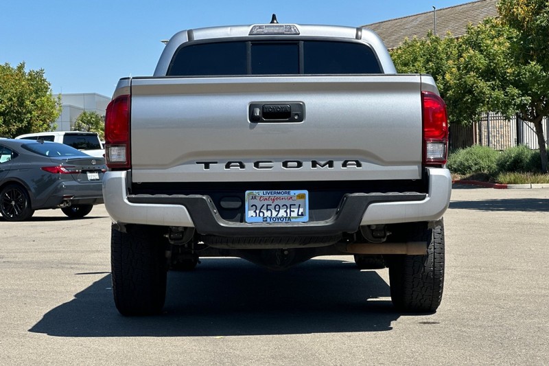 Toyota Tacoma 2WD Vehicle Full-screen Gallery Image 05