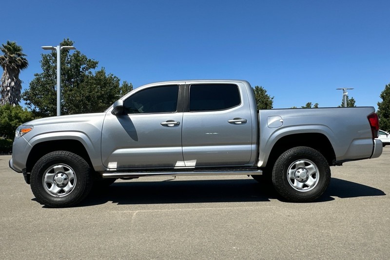 Toyota Tacoma 2WD Vehicle Full-screen Gallery Image 07