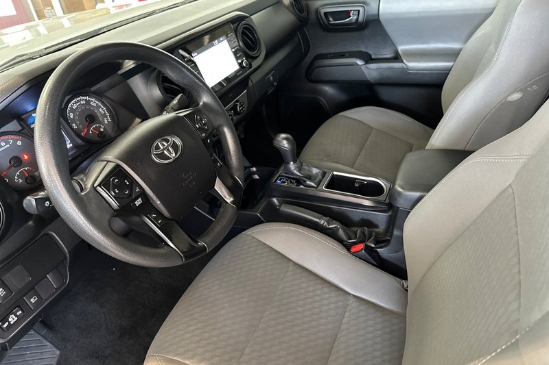 Toyota Tacoma 2WD Vehicle Full-screen Gallery Image 10