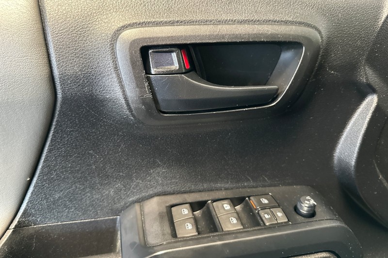 Toyota Tacoma 2WD Vehicle Full-screen Gallery Image 11