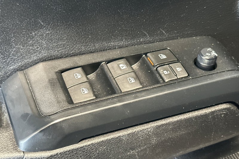 Toyota Tacoma 2WD Vehicle Full-screen Gallery Image 12