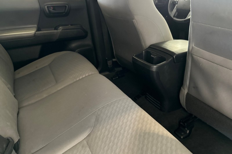 Toyota Tacoma 2WD Vehicle Full-screen Gallery Image 17