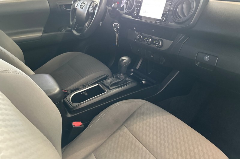 Toyota Tacoma 2WD Vehicle Full-screen Gallery Image 18