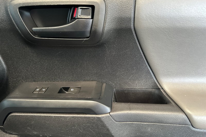 Toyota Tacoma 2WD Vehicle Full-screen Gallery Image 20