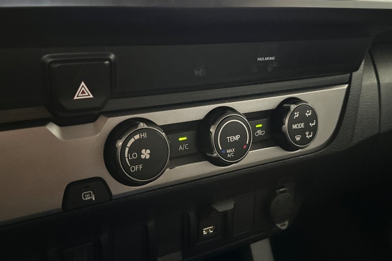 Toyota Tacoma 2WD Vehicle Full-screen Gallery Image 27