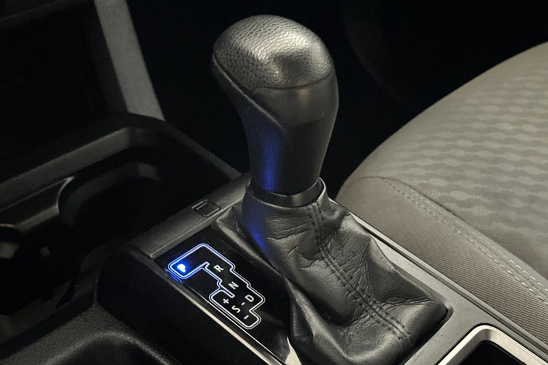 Toyota Tacoma 2WD Vehicle Full-screen Gallery Image 29