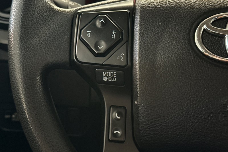 Toyota Tacoma 2WD Vehicle Full-screen Gallery Image 31
