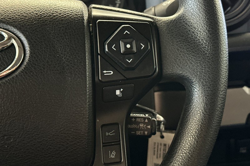 Toyota Tacoma 2WD Vehicle Full-screen Gallery Image 33