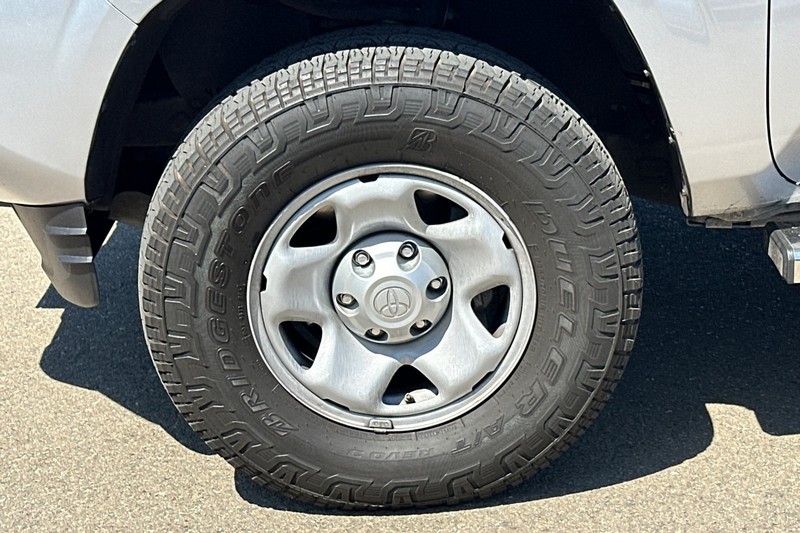 Toyota Tacoma 2WD Vehicle Full-screen Gallery Image 39
