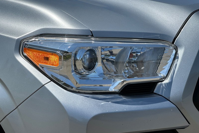 Toyota Tacoma 2WD Vehicle Full-screen Gallery Image 40