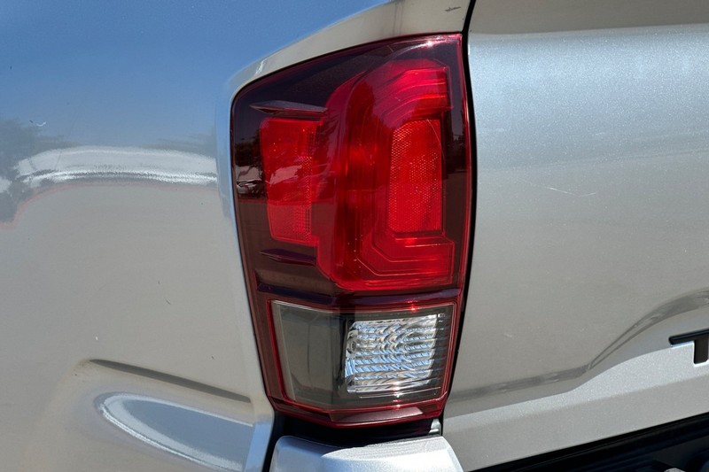 Toyota Tacoma 2WD Vehicle Full-screen Gallery Image 42