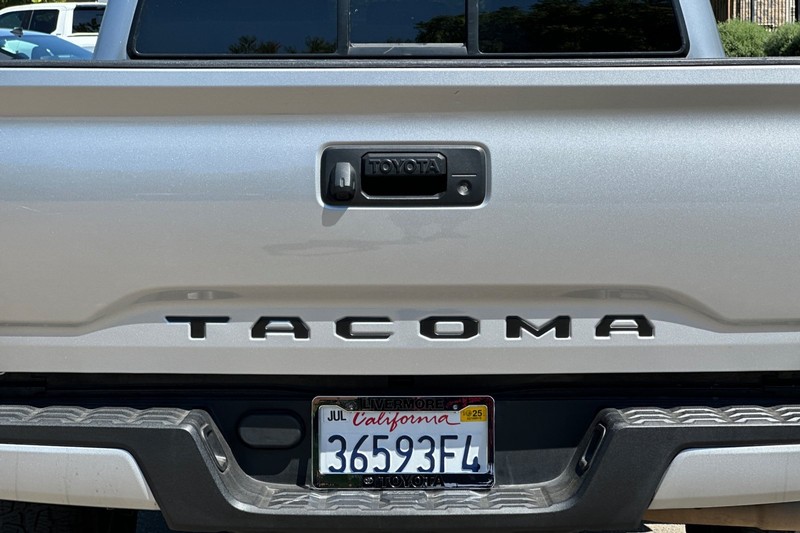 Toyota Tacoma 2WD Vehicle Full-screen Gallery Image 43