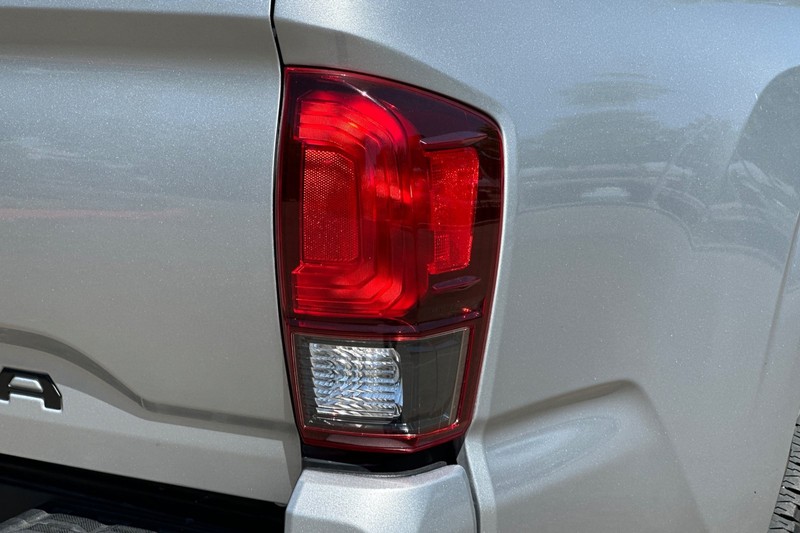 Toyota Tacoma 2WD Vehicle Full-screen Gallery Image 44