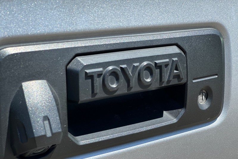 Toyota Tacoma 2WD Vehicle Full-screen Gallery Image 45