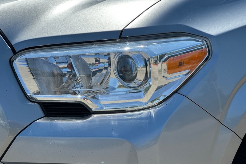 Toyota Tacoma 2WD Vehicle Full-screen Gallery Image 46