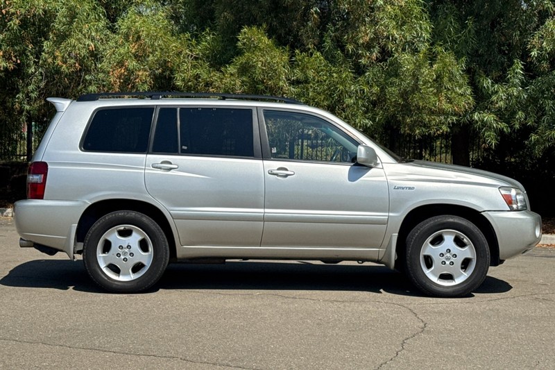 Toyota Highlander Vehicle Full-screen Gallery Image 03