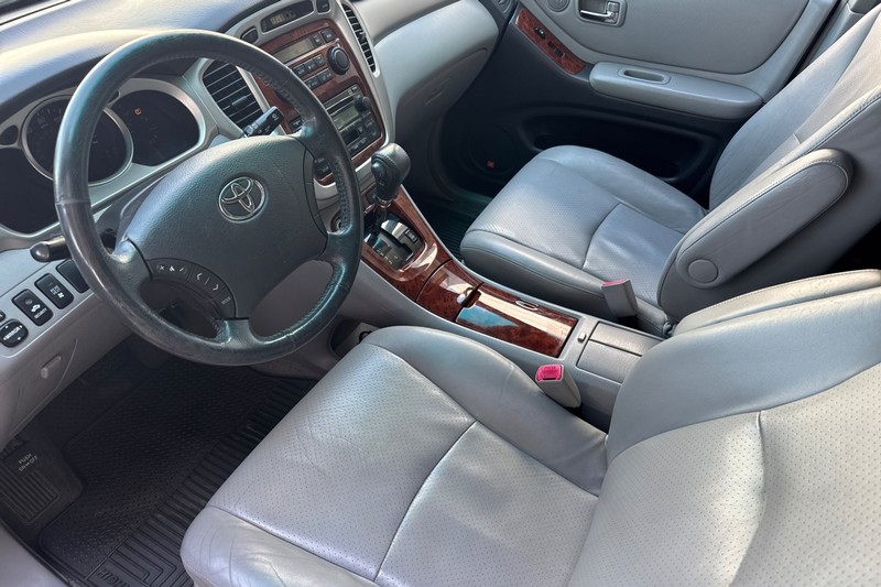 Toyota Highlander Vehicle Full-screen Gallery Image 10