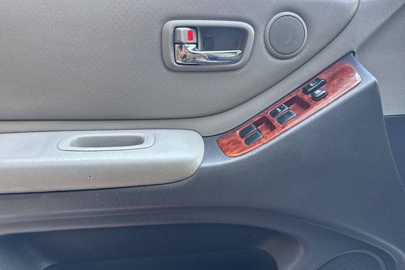 Toyota Highlander Vehicle Full-screen Gallery Image 11