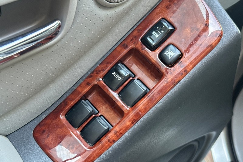Toyota Highlander Vehicle Full-screen Gallery Image 12