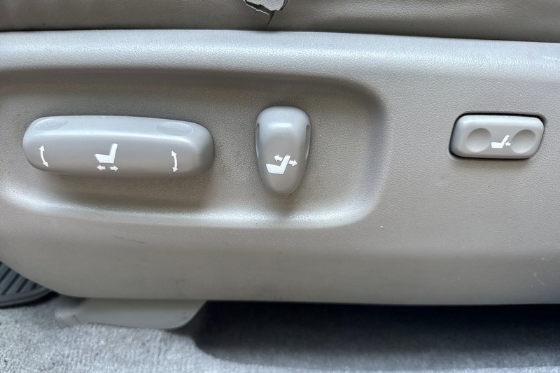 Toyota Highlander Vehicle Full-screen Gallery Image 13