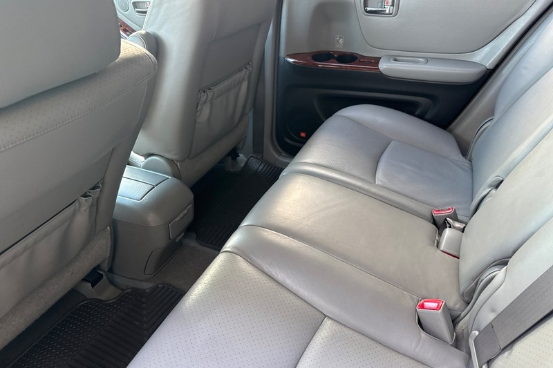 Toyota Highlander Vehicle Full-screen Gallery Image 14