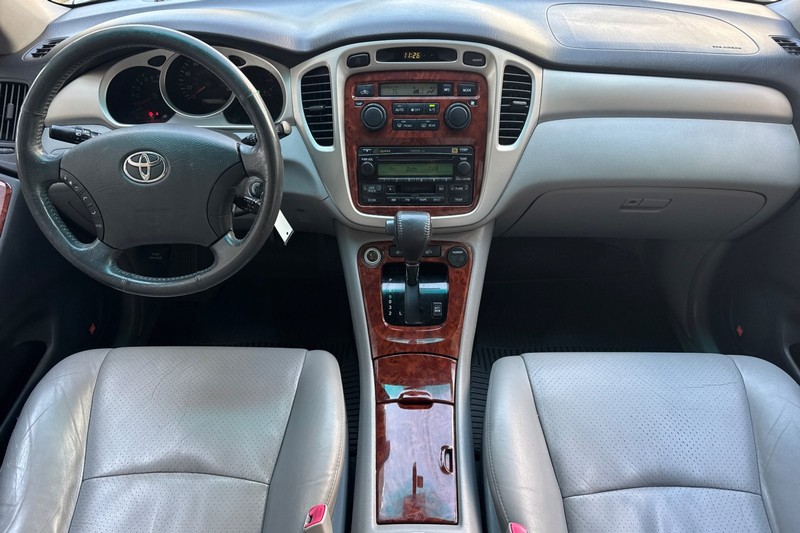 Toyota Highlander Vehicle Full-screen Gallery Image 15