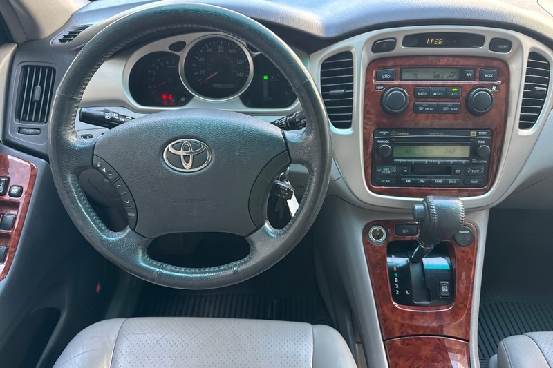 Toyota Highlander Vehicle Full-screen Gallery Image 16