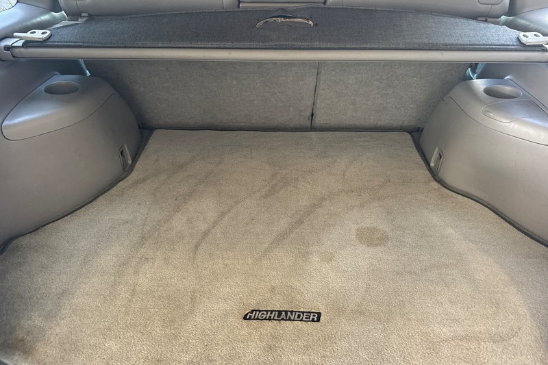 Toyota Highlander Vehicle Full-screen Gallery Image 17