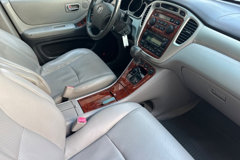 Toyota Highlander Vehicle Full-screen Gallery Image 19