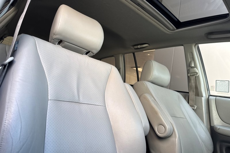 Toyota Highlander Vehicle Full-screen Gallery Image 20