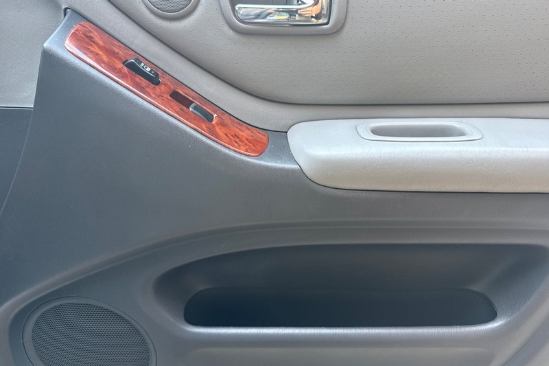 Toyota Highlander Vehicle Full-screen Gallery Image 21