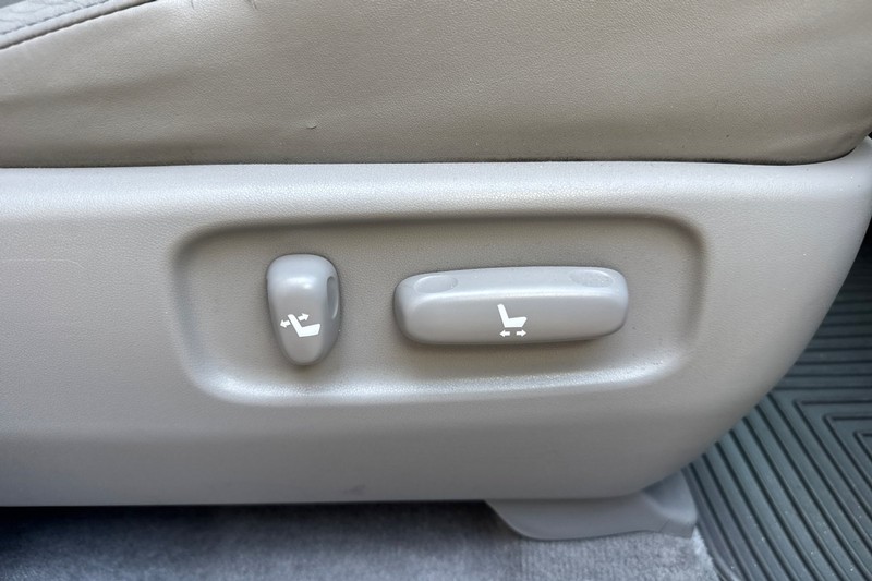 Toyota Highlander Vehicle Full-screen Gallery Image 23