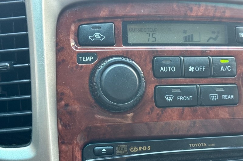 Toyota Highlander Vehicle Full-screen Gallery Image 28