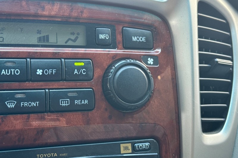 Toyota Highlander Vehicle Full-screen Gallery Image 29