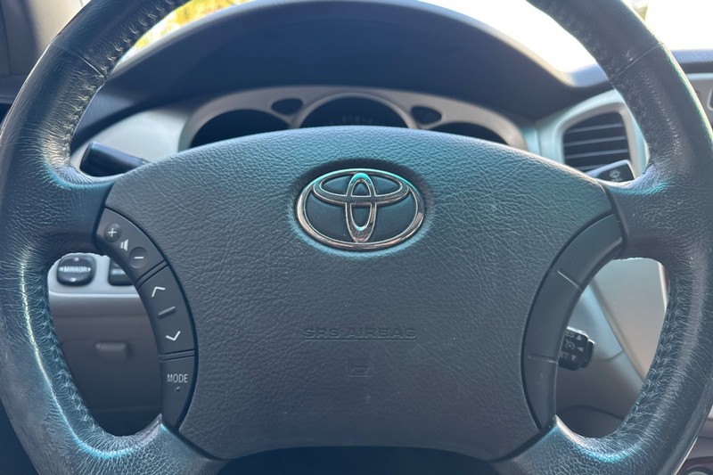 Toyota Highlander Vehicle Full-screen Gallery Image 32