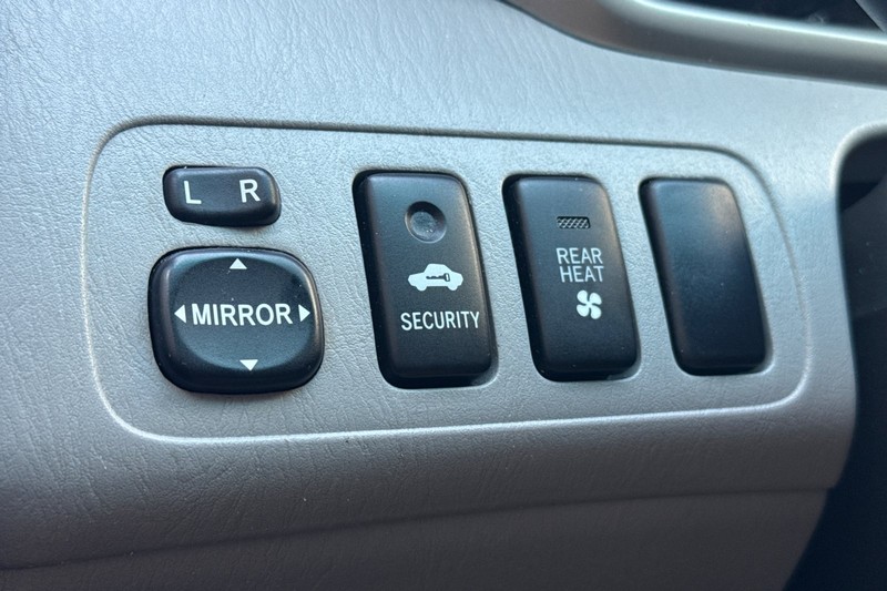 Toyota Highlander Vehicle Full-screen Gallery Image 38