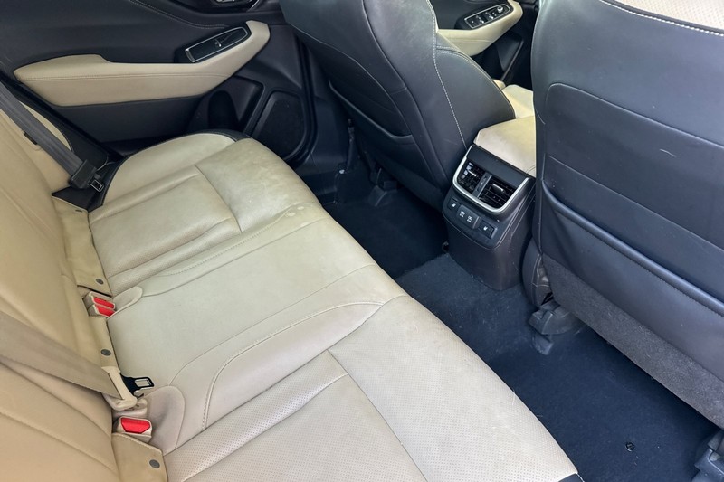 Subaru Outback Vehicle Full-screen Gallery Image 18