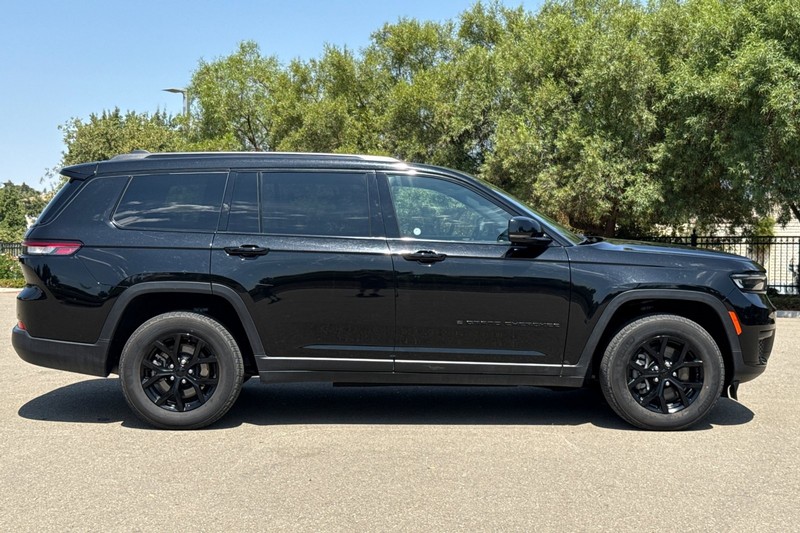Jeep Grand Cherokee L Vehicle Full-screen Gallery Image 03