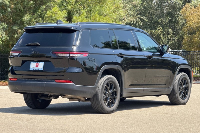 Jeep Grand Cherokee L Vehicle Full-screen Gallery Image 04