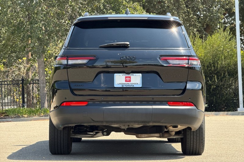 Jeep Grand Cherokee L Vehicle Full-screen Gallery Image 05