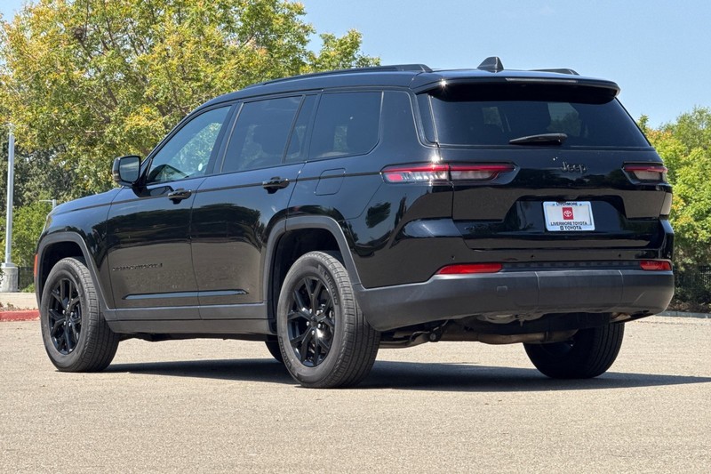 Jeep Grand Cherokee L Vehicle Full-screen Gallery Image 06