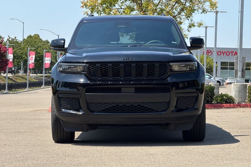 Jeep Grand Cherokee L Vehicle Full-screen Gallery Image 09
