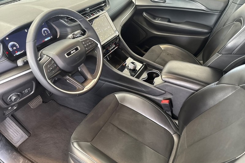 Jeep Grand Cherokee L Vehicle Full-screen Gallery Image 10