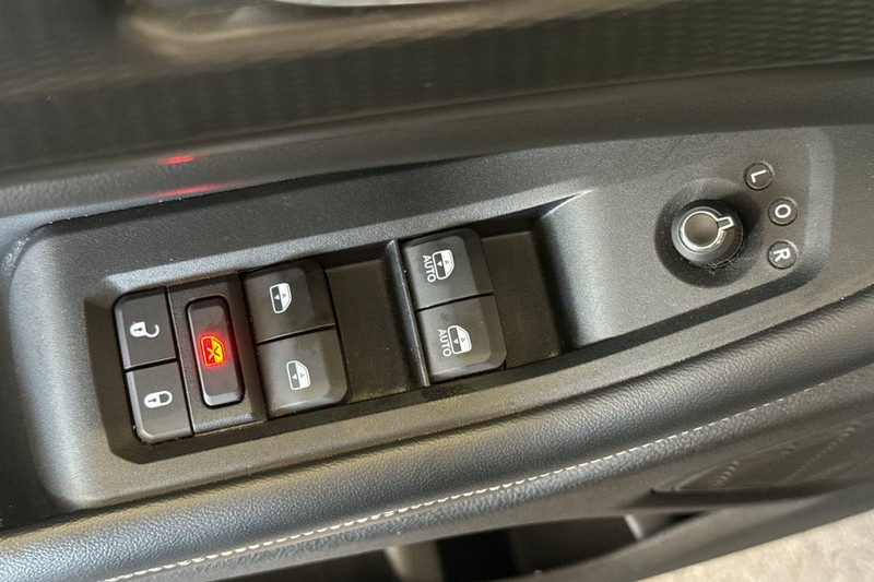 Jeep Grand Cherokee L Vehicle Full-screen Gallery Image 12