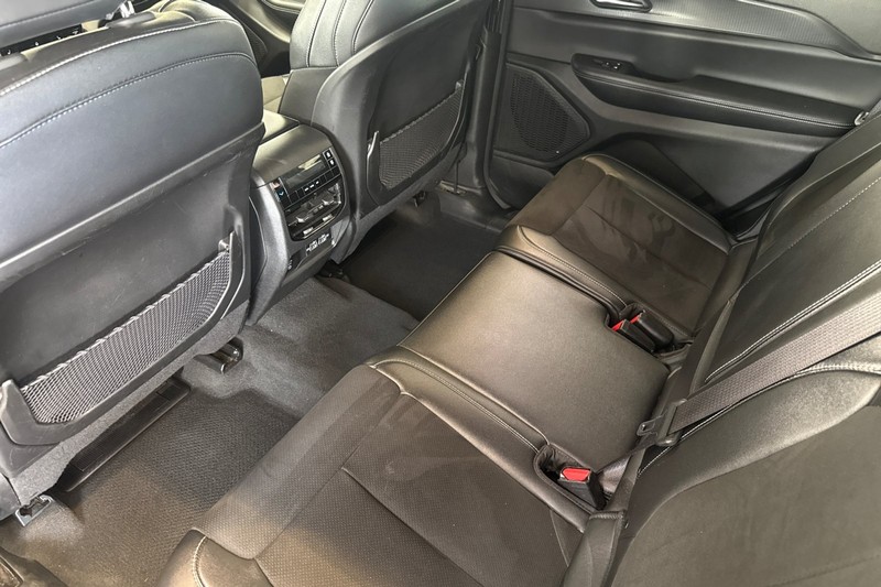 Jeep Grand Cherokee L Vehicle Full-screen Gallery Image 14