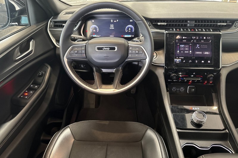 Jeep Grand Cherokee L Vehicle Full-screen Gallery Image 16