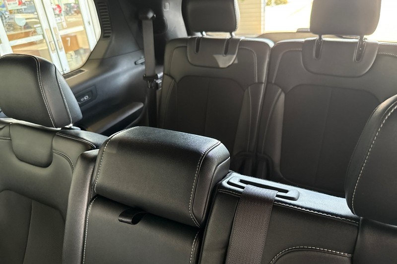 Jeep Grand Cherokee L Vehicle Full-screen Gallery Image 18