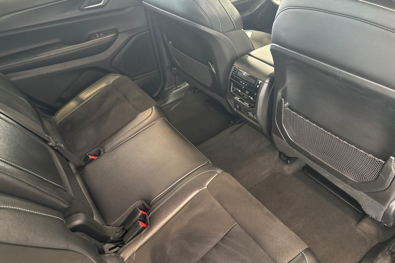Jeep Grand Cherokee L Vehicle Full-screen Gallery Image 19