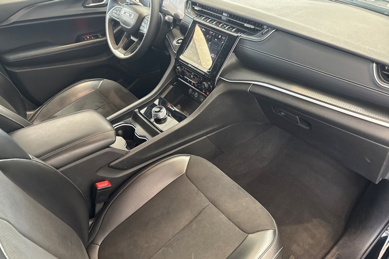 Jeep Grand Cherokee L Vehicle Full-screen Gallery Image 20