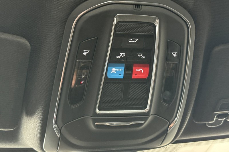 Jeep Grand Cherokee L Vehicle Full-screen Gallery Image 25
